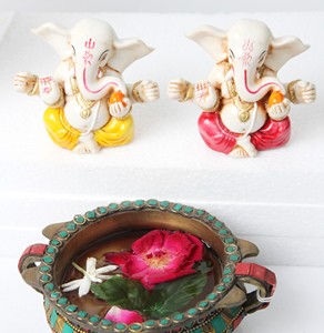 Statuette de Ganesha en résine artisanale traditionnelle miniature de Nirmala Handicrafts |   Vente en gros d'idoles blanches du dieu hindou Ganesha, provenance Rajasthan - Product Image 6