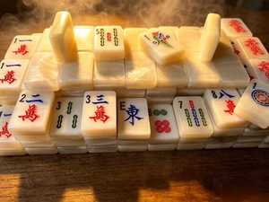 Jeu de tuiles de mahjong en acrylique durable blanc, imprimées, pour 4 joueurs, idéal pour les jeux décontractés et les clubs - Product Image 1