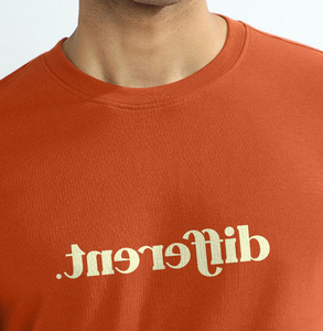 เสื้อยืดผ้าฝ้ายพิมพ์ลายสำหรับผู้ชาย OEM ทรงปกติ แขนสั้น น้ำหนักเบา เสื้อยืดลำลองสำหรับการฝึกกีฬา การเดินทาง และชุดประจำวัน - Product Image 4