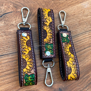 Porte-clés en cuir élégant sculpté à la main Porte-clés en cuir imprimé floral en relief Accessoires en cuir outillé Porte-clés mignons - Product Image 4