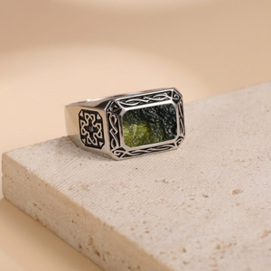Anillo Único y Auténtico con Gema de Moldavita en Bruto |   Anillo de Plata de Ley para Hombre |   Anillo Boho Hippie de Moldavita Certificada |   2026 - Product Image 1