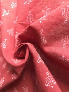 Tissu 100% coton imprimé à la main, base rouge, motif ethnique Buti blanc |   Textile en gros de Jaipur - Product Image 4