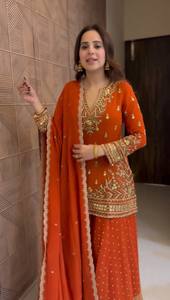 Ensemble Salwar Kameez brodé orange avec dupatta à sequins, tenue ethnique pour femmes, pour fêtes et mariages, Inde, Pakistan - Product Image 2