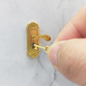 Accessoires pour maison de poupée miniature, poignée de porte dorée luxueuse en métal et clé, mini jouet qui capture parfaitement l'élégance du style classique - Product Image 3