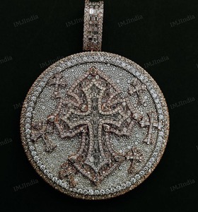 Pendentif croix en argent sterling de luxe personnalisable avec logo personnalisé, plaqué rhodium, serti de moissanite, pour homme - Product Image 6