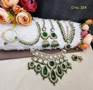 Ensemble de bijoux ethniques élégant pour mariée, style Kundan, comprenant un collier ras-du-cou, des boucles d'oreilles pendantes Jhumka assorties, un anneau de nez Damini et un anneau de doigt - Product Image 5