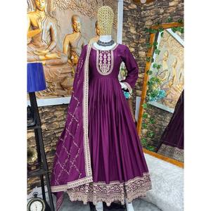 Magnifique robe Anarkali de créateur et pantalon avec dupatta pour les tenues de soirée et les robes de carrière - Product Image 5