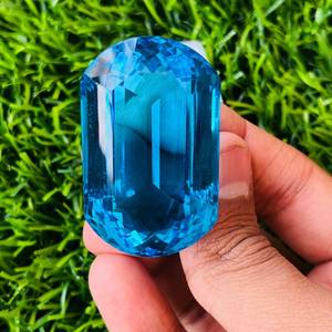 Bague en quartz bleu de culture, taille coussin, conçue pour un luxe éthique, éclat brillant, style de bijoux moderne intemporel et attrayant - Product Image 3