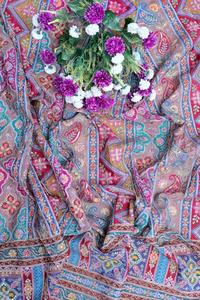 Tela Crepé Natural Color Lavanda Empolvado con Estampado Geométrico Étnico y Borde Ornamental Paisley para Confección de Kurti - Product Image 4