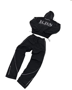 Conjunto de Chándal de Nylon Personalizado: Chaqueta Impermeable y Cortavientos con Cremallera, Reflectante y Oversize, y Pantalones Jogger - Product Image 4