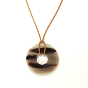 Collier artisanal en corne naturelle polie, écologique, élégant, bijou d'amour sculpté en corne de buffle - Product Image 2