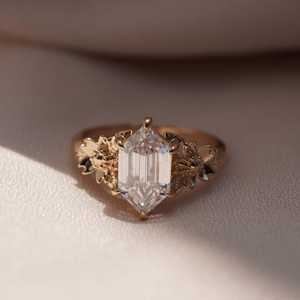 Anillo de compromiso de moissanita con corte hexagonal de 2.50 CT, anillo floral vintage de oro amarillo de 14K, anillo de joyería nupcial Art Deco único para ella - Product Image 2