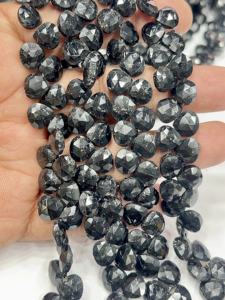 Perles de tourmaline noire naturelle facettées en forme de cœur, taille 6-7 mm environ. Fil de 8 pouces - Product Image 2