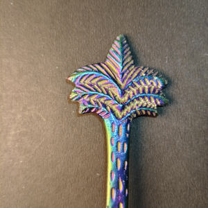 Couteau à beurre décoratif en acier inoxydable avec manche en forme de palmier arc-en-ciel irisé, pour tartiner de confiture et de fromage, idéal pour les fêtes sur le thème tropical - Product Image 3