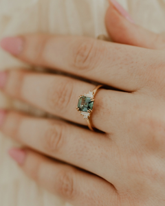 Anillo de Compromiso de Moissanita con Corte Esmeralda Azul Estrellado 3.00, Anillo de Moissanita de Oro Rosa de 14K con 4 Puntas Dobles - Product Image 5