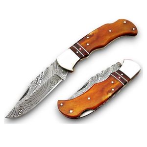 Couteaux pliants Damas faits à la main avec manche en bois, lame en acier à motif tranchant, et pommelle décorative en métal pour la chasse en extérieur - Product Image 1