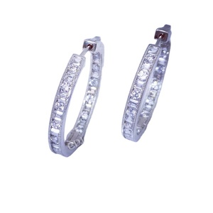 Bijoux fantaisie rond et baguette coupe Moissanite boucles d'oreilles créoles femmes Huggies Milgrain Design boucles d'oreilles GRA certifié boucles d'oreilles - Product Image 1