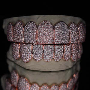 Ensemble de grillz hip-hop de luxe en or rose avec diamants Moissanite, grillz dentaires personnalisés entièrement sertis de Moissanite VVS, bijoux de style rappeur - Product Image 1