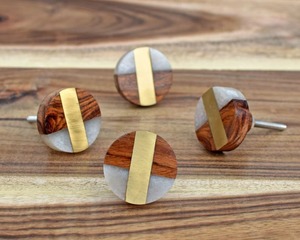 Pomo de Puerta de Resina y Madera Artístico de Calidad Duradera para Armarios, Cajones y Puertas, para Dar un Aspecto Renovado a Muebles Antiguos, Disponible para la Venta - Product Image 1