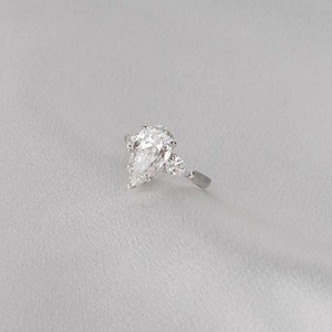 Élégante bague de mariage pour femme en or blanc 14 carats avec trois diamants de laboratoire en forme de poire de 3 carats, pureté D VVS2, certifiée IGI - Product Image 4