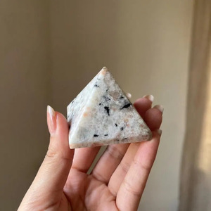 Vente en gros de pierres naturelles faites à la main en agate Muntaha pyramidal de 30-35 mm, cristaux de Reiki en vrac, pierre de soleil de qualité supérieure - Product Image 2