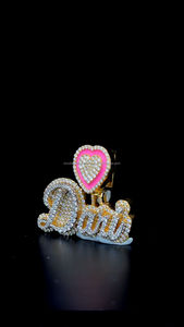 Joyería de Hip Hop para mujer, colgante de nombre cursivo personalizado de dos tonos, colgante Bling Iced Out VVS Moissanite Diamond Pink Esmalte Heart Bail Pendant - Product Image 5