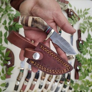 Couteau de chasse artisanal en acier Damas avec manche en corne de bélier, lame fixe, couteau de survie pour le camping en plein air avec étui OEM - Product Image 1