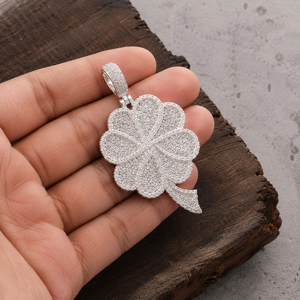Pendentif Hip Hop Trèfle à Quatre Feuilles en Argent 925 Personnalisé, Sertissage Micro Pavé Moissanite Taille Brillant, Bijou de Luxe pour Mariage - Product Image 1