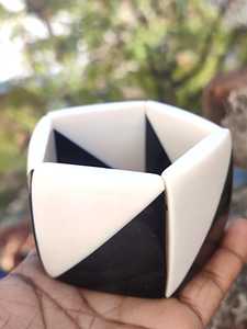Bracelet jonc géométrique moderne en résine, forme cube noir et blanc, bijou tendance, design poli, objet de collection - Product Image 3