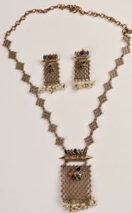 Parure de collier et boucles d'oreilles pendantes pour femme, en laiton plaqué or antique, avec perles Kundan multicolores, motif amoureux, pour mariage, style ethnique traditionnel - Product Image 3