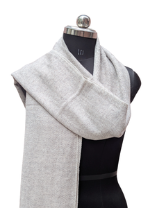 Echarpe Beige Lisa y Cómoda para Mujer, Bufanda Hecha a Mano de Lana Acrílica de 28x80 Pulgadas, Chal de Invierno de Fibra Suave para Dama - Product Image 3