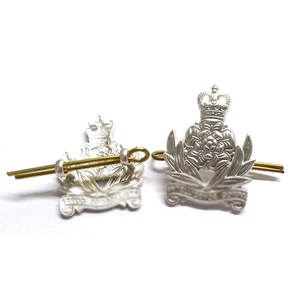 Insignias de Acero de Alta Calidad con Detalles en Relieve y Acabado Resistente a los Arañazos para Uso Diario - Product Image 1