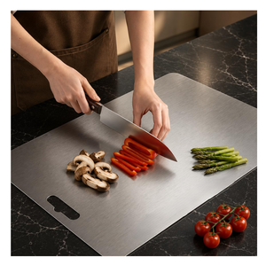 Planche à découper en acier inoxydable de qualité supérieure pour la vaisselle de table, la préparation des pâtisseries et le service, avec poignée et à prix avantageux - Product Image 6
