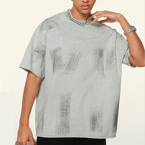 เสื้อยืดโอเวอร์ไซส์ผู้ชาย แบรนด์ Raw Logo แขนสั้น ผ้าคอตตอนเจอร์ซีย์ สไตล์สตรีท คอกลม ลายตัวอักษรด้านหน้าแบบวาดมือ ลุคซักฟอก - Product Image 1