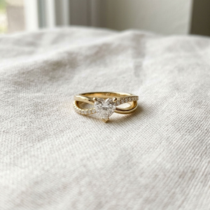 Bague de fiançailles RIZTA JEWEL pour femme en or jaune 18 carats avec diamant taille cœur et petits diamants ronds, certifiée IGI, style classique - Product Image 4