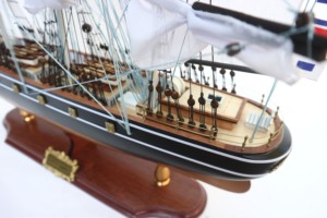 Maqueta de Barco de Madera Hecha a Mano CUTTY SARK EDICIÓN ESPECIAL, Color Dorado Metálico, Pintada, para Decoración Navideña del Hogar - Product Image 4