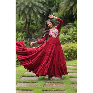 Vestido hecho a mano con corte en A, especial para Navaratri, con trabajo Kutchi Gamthi y cintura imperio. - Product Image 4