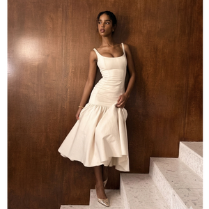 Robe midi sculptée à col dégagé et taille basse en popeline de coton, coupe sirène évasée, style corset à empiècements d'inspiration architecturale - Product Image 4