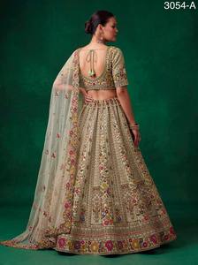 Lehenga Choli en soie Banarasi et soie satinée de qualité export, style Royal Heritage, avec blouse et dupatta de créateur, disponible à la vente - Product Image 2