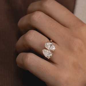 Anillo de compromiso Toi et Moi, diamantes cultivados en laboratorio de 4 quilates en forma de pera y ovalados, oro amarillo, certificado IGI - Product Image 1