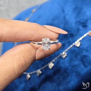 แหวนเพชรทรงรี 1 กะรัต เพาะเลี้ยงในห้องปฏิบัติการ ประดับเพชรรอบวงแบบซ่อน |   แหวนทองคำขาว 10K รับรองโดย IGI - Product Image 4