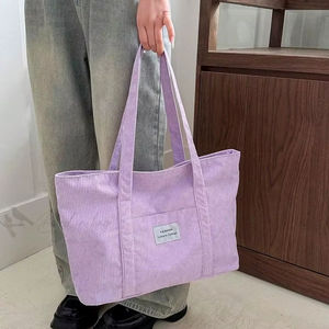 กระเป๋าโท้ทผ้ากำมะหยี่สีม่วงแบบนุ่มสำหรับผู้หญิง สะพายไหล่หรือถือได้ เหมาะสำหรับนักศึกษา ช้อปปิ้ง เดินทาง ใช้ในชีวิตประจำวัน ทำงาน หรือพกพาไปออฟฟิศ - Product Image 1