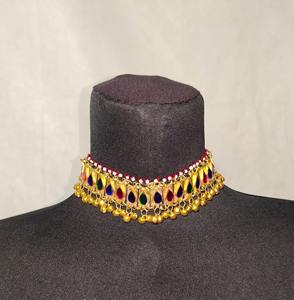 Intrincada gargantilla tribal afgana con detalles metálicos en forma de lágrima, bordado de cuentas pequeñas y medallones centrales circulares. - Product Image 2