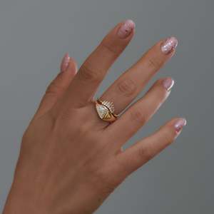 แหวนเพชรทรงสามเหลี่ยมชุบทอง 14K แบบยูนิเซ็กซ์ สไตล์คลาสสิกสำหรับงานหมั้น - Product Image 4