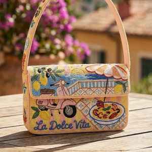 Sac de rangement rectangulaire bohème brodé à la main La Dolce Vita avec design en perles de paille, tissu cousu rose et jaune - Product Image 2