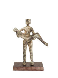 Sculpture abstraite artisanale en aluminium - Figurine d'homme portant une femme blessée - Statue décorative moderne en métal symbolique - Product Image 3