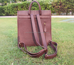 Mochila de Cuero Genuino de Vaca Hecha a Mano con Diseño Floral Tallado Estilo Western, Correas Ajustables y Piel con Pelo - Product Image 3