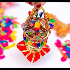 El festivo conjunto de cubos artesanales para Holi Pooja trae alegría a tus celebraciones con colores vibrantes y encanto artesanal. - Product Image 2