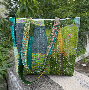 Sac à bandoulière en soie Kantha patchwork fait main, deux sangles, fermeture éclair, coloré, style bohème, matelassé, sac à bandoulière traditionnel indien - Product Image 2