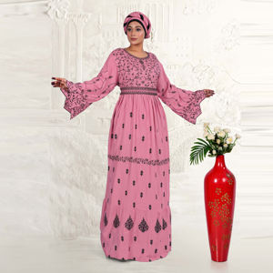 Kaftan brodé en rayonne avec des détails de vigne complexes, taille cintrée, manches évasées et silhouette élégante longue jusqu'au sol. - Product Image 2